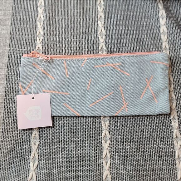 NWT- TALKING OUT OF TURN Canvas Bundle - Picture 3 of 13